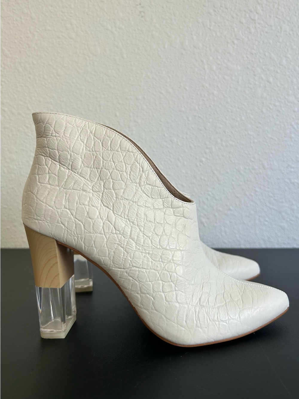42 GOLD KISSES Size 9 White Leather Booties 4” HEEL POINTED WEDDING SLIP ON